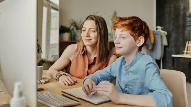 https://uspeh.md/wp-content/uploads/2019/06/photo-of-woman-and-boy-smiling-while-watching-through-imac-0-640x360.jpg