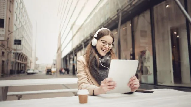 https://uspeh.md/wp-content/uploads/2019/06/woman-in-brown-coat-using-a-gadget-640x360.jpg