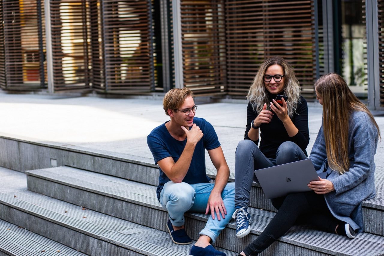 https://uspeh.md/wp-content/uploads/2020/05/three-persons-sitting-on-the-stairs-talking-with-each-other-1438072-e1588367543410-1280x855.jpg