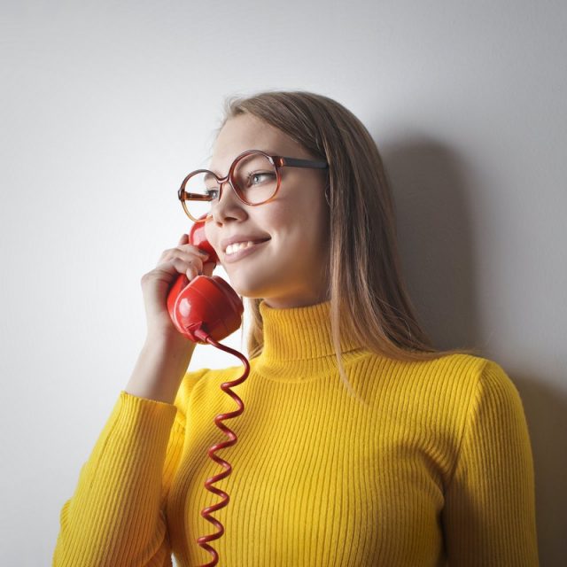 https://uspeh.md/wp-content/uploads/2020/05/woman-in-yellow-sweater-holding-red-880-640x640.jpg