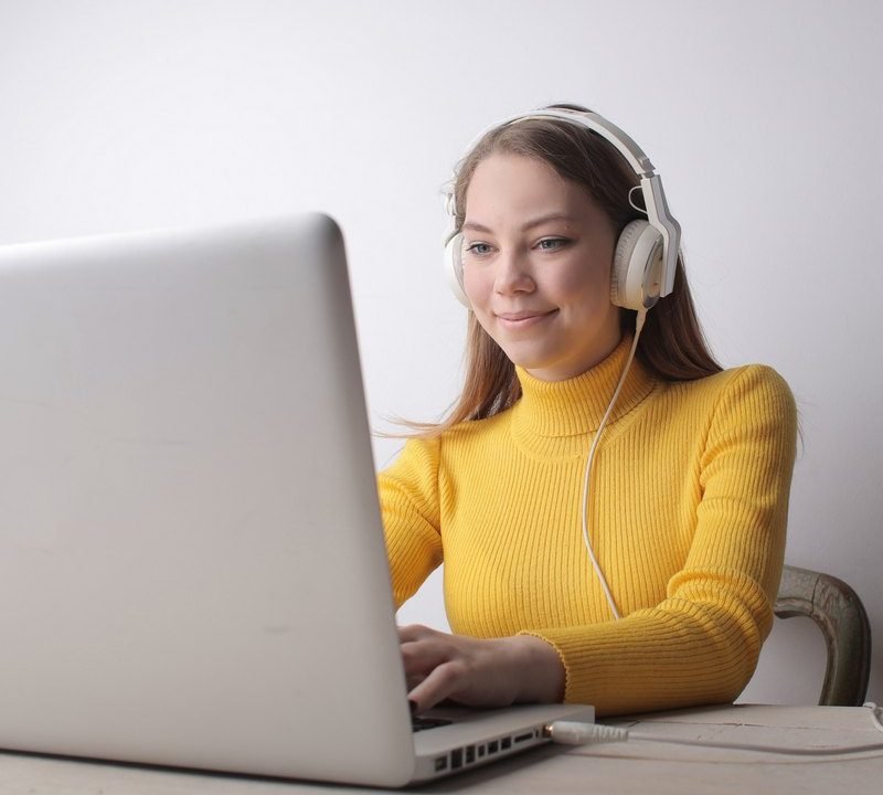 https://uspeh.md/wp-content/uploads/2020/05/woman-in-yellow-sweater-wearing-headphones-using-laptop-3885777-800x720.jpg