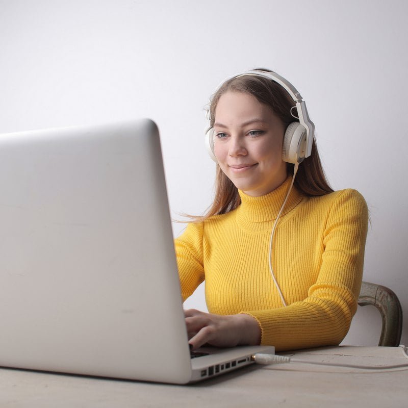 https://uspeh.md/wp-content/uploads/2020/05/woman-in-yellow-sweater-wearing-headphones-using-laptop-3885777.jpg