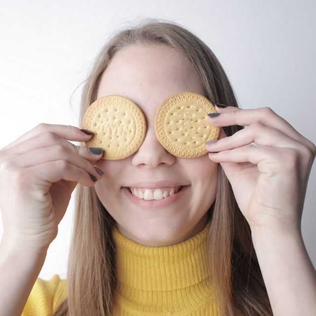 https://uspeh.md/wp-content/uploads/2020/05/woman-in-yellowcookies-in-front-of-7-640x640.jpg